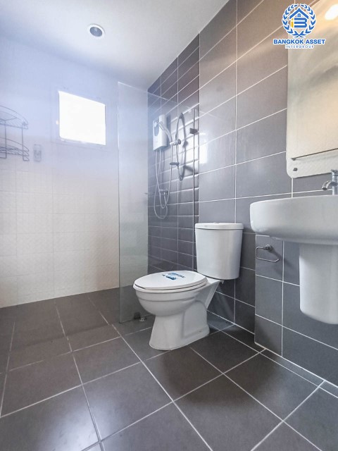 *****บ้านเดี่ยวมือสองย่านนนทบุรี ม.บ้านชิดลม บางกรวย-ไทรน้อย เนื้อที่กว้างขวางมากถึง 53.40 ตร.ว.  ฟังก์ชัน 3 ห้องนอน 3 ห้องน้ำ ที่จอดรถ 2 คัน แถมฟรี! เครื่องปรับอากาศ 4 เครื่อง โครงการตั้งบนทำเลเดินทางสะดวก ใกล้รถไฟฟ้าสายสีม่วง "สถานีคลองบางไผ่"